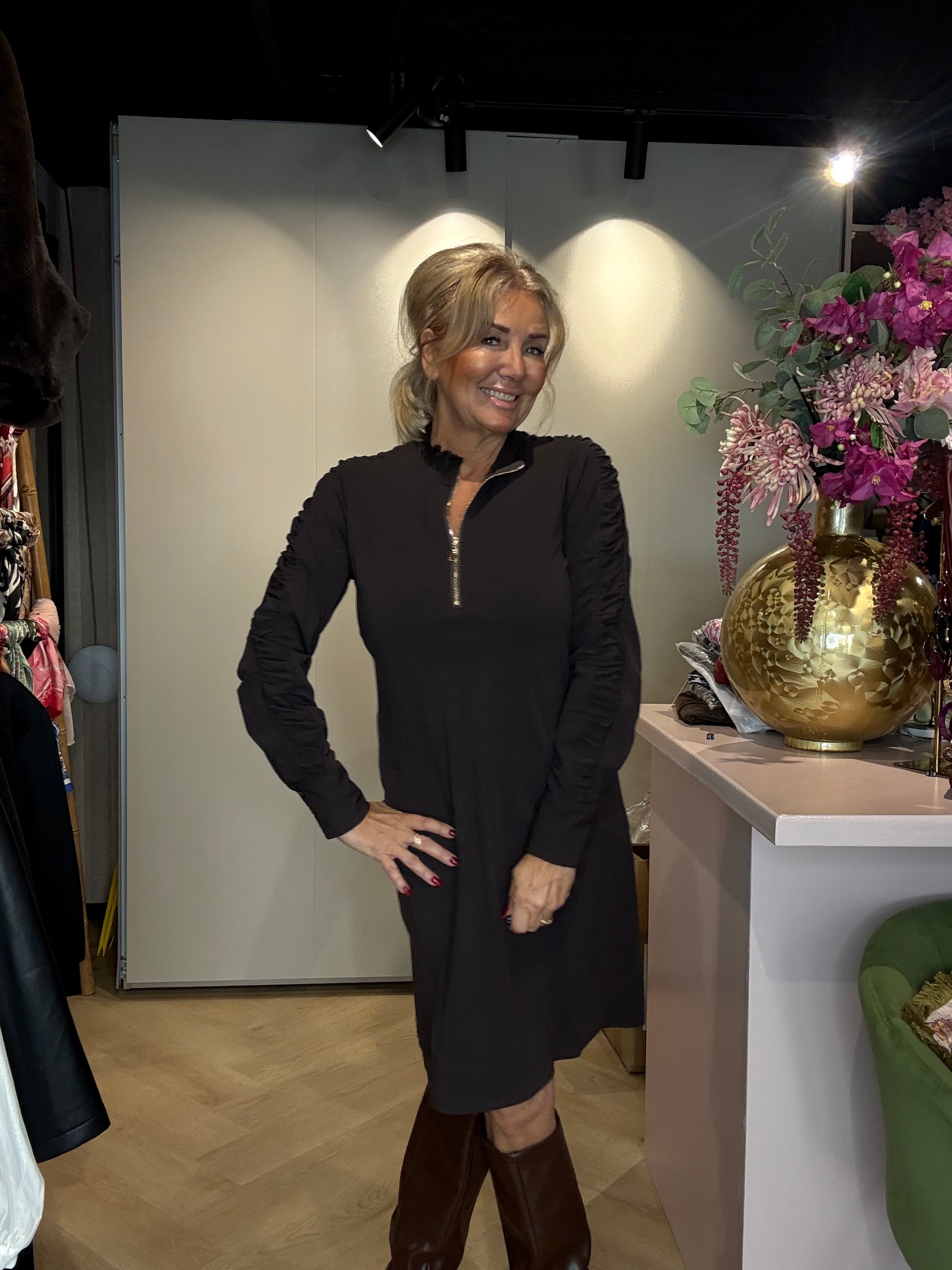 Triple Nine Jurk JK51815 Long Sleeves Smoked Shoulder - Donker Bruin